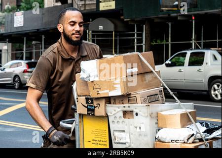 6 luglio 2023, New York City, New York, Stati Uniti: Un autista della United Parcel Service (UPS) che consegna pacchi nell'Upper West Side di New York City. (Immagine di credito: © Michael Brochstein/ZUMA Press Wire) SOLO USO EDITORIALE! Non per USO commerciale! Foto Stock