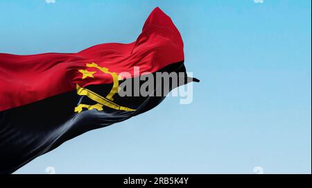 La bandiera nazionale dell'Angola sventolava nel vento in una giornata limpida. Due bande orizzontali, rosse e nere, con un emblema giallo al centro. illustrazione 3d. Foto Stock