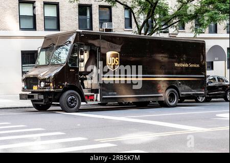 6 luglio 2023, New York City, New York, Stati Uniti: Un camion della United Parcel Service (UPS) nell'Upper West Side di New York City. (Immagine di credito: © Michael Brochstein/ZUMA Press Wire) SOLO USO EDITORIALE! Non per USO commerciale! Foto Stock