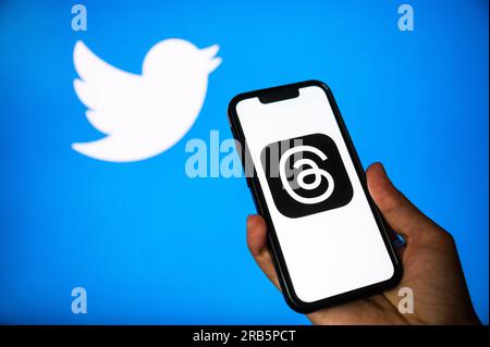 CALIFORNIA, STATI UNITI, 7 LUGLIO 2023: App Threads e logo Twitter in background. Nuova app di Meta Company React to Twitter. Foto Stock