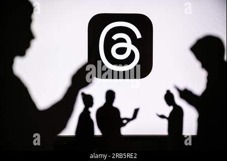 CALIFORNIA, STATI UNITI, 7 LUGLIO 2023: Threads App Wireless Connections: Unveiling the silhouette of Youth on Threads App and Social Media Networks Foto Stock