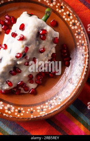 Chiles en Nogada, piatto tipico del Messico. Preparato con peperoncino poblano ripieno di carne e frutta e ricoperto di salsa di noci. Chiamato qui Foto Stock