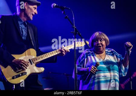 ROTTERDAM - il cantante soul americano Mavis Staples durante una performance al North Sea Jazz. L'evento un tempo è iniziato con alcune esibizioni in sei sale e novemila visitatori all'Aia, questo fine settimana circa novantamila appassionati provenienti da tutto il mondo saranno presenti per più di centocinquanta spettacoli su sedici palchi. ANP PAUL BERGEN paesi bassi Out - belgio Out credito: ANP/Alamy Live News Foto Stock