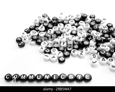 Un mucchio di lettere rotonde in bianco e nero e comunica parole scritte fianco a fianco Foto Stock