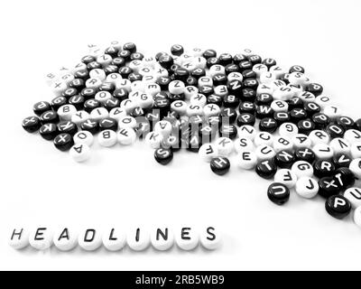 Un mucchio di lettere rotonde in bianco e nero e titoli di testa scritti fianco a fianco Foto Stock
