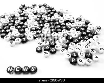 Un mucchio di lettere rotonde in bianco e nero e notizie scritte fianco a fianco Foto Stock