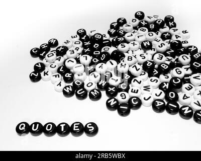 Un mucchio di lettere rotonde in bianco e nero e virgolette scritte fianco a fianco Foto Stock