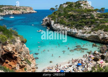 Calo Des Moro Palma de Mallorca, calo des Moro è una spiaggia incredibilmente bella situata nel profondo di una baia con scogliere a strapiombo. Spiagge di Maiorca. Foto Stock