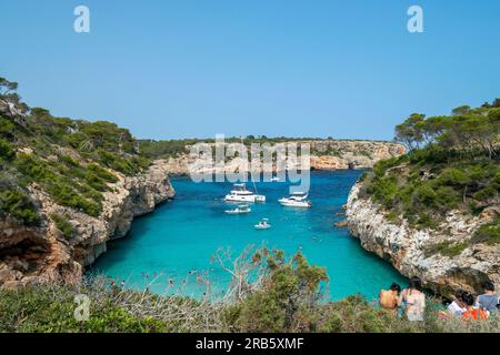 Calo Des Moro Palma de Mallorca, calo des Moro è una spiaggia incredibilmente bella situata nel profondo di una baia con scogliere a strapiombo. Spiagge di Maiorca. Foto Stock