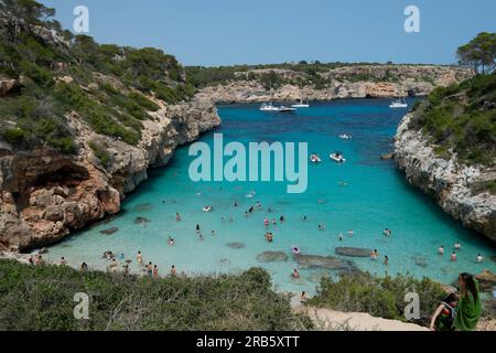 Calo Des Moro Palma de Mallorca, Caló des Moro è una “spiaggia” nel sud-est di Maiorca, situata in una profonda baia turchese, fiancheggiata da scogliere calcaree. Foto Stock