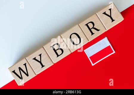 Colori bianchi e rossi polacchi e la parola, WYBORY, in polacco, che significa elezioni parlamentari, il concetto di elezioni in Polonia Foto Stock