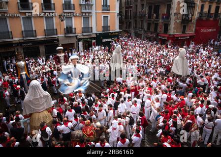 Pamplona, Spagna. 7 luglio 2023. Danza dei giganti vista a Plaza del Ayuntamiento a Pamplona il secondo giorno di Sanfermines 2023. Migliaia di persone si sono riunite la mattina di venerdì 7 luglio per assistere alla danza dei giganti tradizionali delle Sanfermine a Pamplona. (Foto di Ximena Borrazas/SOPA Images/Sipa USA) credito: SIPA USA/Alamy Live News Foto Stock