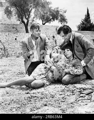 George Peppard, Joan Collins, George Baker, sul set del film, 'The Executioner', Columbia Pictures, 1970 Foto Stock