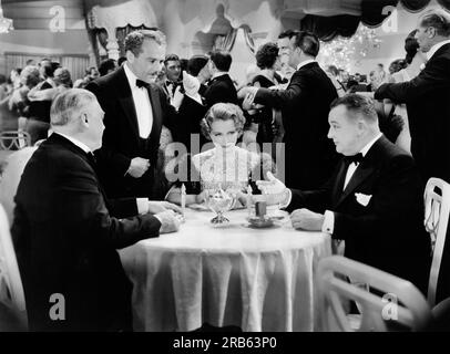 George Barbier, Charles Ruggles, Sari Maritza, Bert Roach, sul set del film, "serate in vendita", Paramount Pictures, 1932 Foto Stock