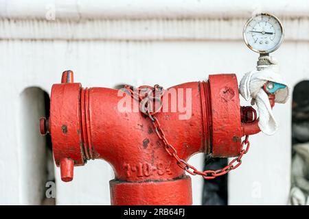 Manometro di pressione o manometro per acqua impianti pompa, isolato su  bianco Foto stock - Alamy