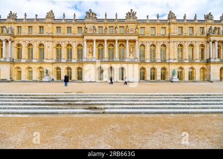 Vista esterna del castello di Versailles dal parco. Parigi, Francia. Foto Stock