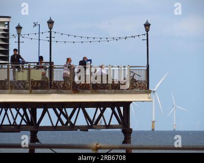 La fine del molo con gente che guarda al mare a Skegness Foto Stock