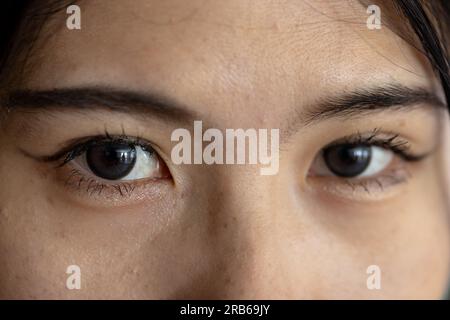 Ritratto ravvicinato degli occhi di una donna d'affari asiatica in ufficio. Lavoro, affari, fiducia e benessere, inalterati. Foto Stock