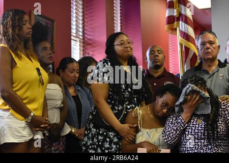 Newark, Stati Uniti. 7 luglio 2023. I membri della famiglia abbracciano e abbracciano nel dolore di sentire la perdita di Wayne Brooks, Jr. La famiglia del defunto vigile del fuoco Wayne Brooks Jr., morto a Port Newark, l'incendio della nave diventa emotivo e piange in una conferenza stampa al quartier generale della Newark Firefighters Union a Newark. L'incendio a bordo della nave grande Costa D'Avorio ha bruciato più di 36 ore a Port Newark, New Jersey, Stati Uniti. Credito: SOPA Images Limited/Alamy Live News Foto Stock