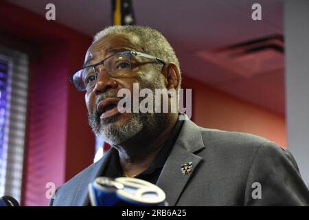 Newark, Stati Uniti. 7 luglio 2023. Zio del defunto vigile del fuoco Wayne Brooks, Jr., morto nell'incendio della nave di Port Newark, pronuncia osservazioni in una conferenza stampa. La famiglia del defunto vigile del fuoco Wayne Brooks Jr., morto a Port Newark, l'incendio della nave diventa emotivo e piange in una conferenza stampa al quartier generale della Newark Firefighters Union a Newark. L'incendio a bordo della nave grande Costa D'Avorio ha bruciato più di 36 ore a Port Newark, New Jersey, Stati Uniti. Credito: SOPA Images Limited/Alamy Live News Foto Stock