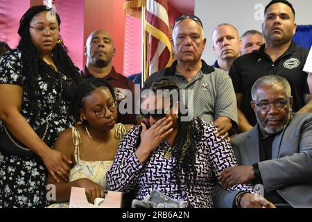 Newark, Stati Uniti. 7 luglio 2023. I membri della famiglia abbracciano e abbracciano nel dolore di sentire la perdita di Wayne Brooks, Jr. La famiglia del defunto vigile del fuoco Wayne Brooks Jr., morto a Port Newark, l'incendio della nave diventa emotivo e piange in una conferenza stampa al quartier generale della Newark Firefighters Union a Newark. L'incendio a bordo della nave grande Costa D'Avorio ha bruciato più di 36 ore a Port Newark, New Jersey, Stati Uniti. Credito: SOPA Images Limited/Alamy Live News Foto Stock