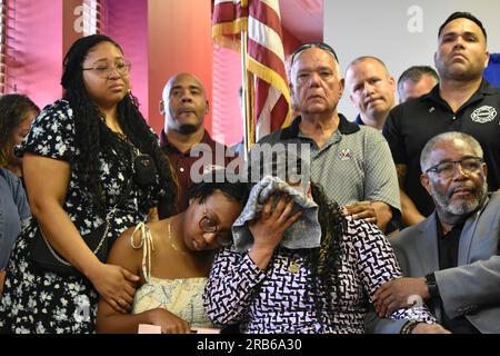 Newark, Stati Uniti. 7 luglio 2023. I membri della famiglia abbracciano e abbracciano nel dolore di sentire la perdita di Wayne Brooks, Jr. La famiglia del defunto vigile del fuoco Wayne Brooks Jr., morto a Port Newark, l'incendio della nave diventa emotivo e piange in una conferenza stampa al quartier generale della Newark Firefighters Union a Newark. L'incendio a bordo della nave grande Costa D'Avorio ha bruciato più di 36 ore a Port Newark, New Jersey, Stati Uniti. Credito: SOPA Images Limited/Alamy Live News Foto Stock