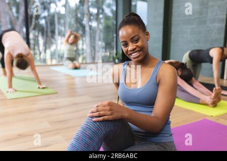 Ritratto di una donna afro-americana felice in una lezione di yoga. Yoga, esercizio fisico, fitness e stile di vita sano, inalterato. Foto Stock