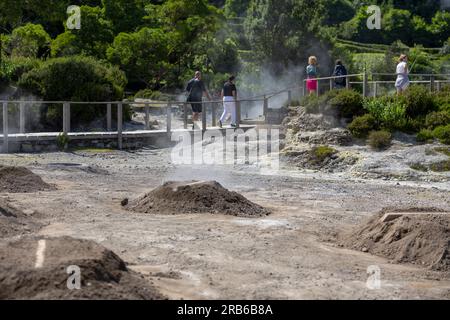 Furnas, Azzorre - 11.06.2023: Veduta della Caldera nel Lago di Furnas 'Lagoa das Furnas'. La caldera è un vapore vulcanico per cucinare il cibo nel terreno caldo. Foto Stock