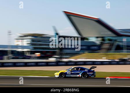 Silverstone, Regno Unito. 7 luglio 2023. #39 Adam Smalley (UK, Team Parker Racing), Porsche Mobil 1 Supercup al circuito di Silverstone il 7 luglio 2023 a Silverstone, Regno Unito. (Foto di HIGH TWO) credito: dpa/Alamy Live News Foto Stock