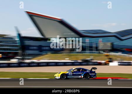 Silverstone, Regno Unito. 7 luglio 2023. #39 Adam Smalley (UK, Team Parker Racing), Porsche Mobil 1 Supercup al circuito di Silverstone il 7 luglio 2023 a Silverstone, Regno Unito. (Foto di HIGH TWO) credito: dpa/Alamy Live News Foto Stock