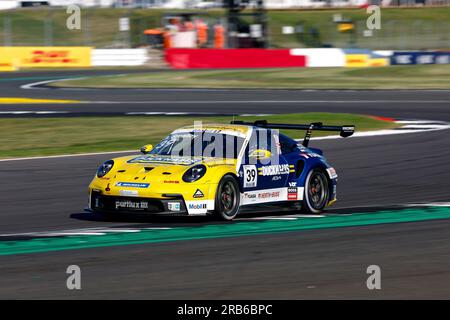 Silverstone, Regno Unito. 7 luglio 2023. #39 Adam Smalley (UK, Team Parker Racing), Porsche Mobil 1 Supercup al circuito di Silverstone il 7 luglio 2023 a Silverstone, Regno Unito. (Foto di HIGH TWO) credito: dpa/Alamy Live News Foto Stock