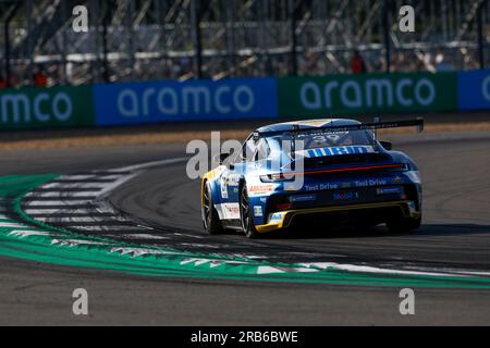 Silverstone, Regno Unito. 7 luglio 2023. #39 Adam Smalley (UK, Team Parker Racing), Porsche Mobil 1 Supercup al circuito di Silverstone il 7 luglio 2023 a Silverstone, Regno Unito. (Foto di HIGH TWO) credito: dpa/Alamy Live News Foto Stock