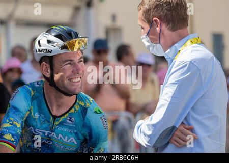 Mont de Marsan, Francia, 7 luglio 2023, MARK CAVENDISH del TEAM ASTANA QAZAQSTAN parla con Dan Martin, nella foto all'inizio della fase 7, 170 km, Mont de Marsan a Bordeaux durante la 110a edizione del Tour de France Credit: Nick Phipps/Alamy Live News Foto Stock