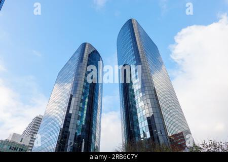 Torreggianti due alti e moderni edifici con tende di vetro e riflessi della grande città. Foto Stock