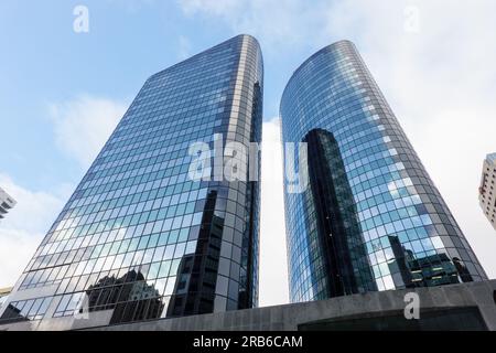 Torreggianti due alti e moderni edifici con tende di vetro e riflessi della grande città. Foto Stock