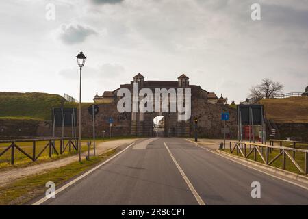 La porta Cividale, in porta Udine. Città fortezza di Palmanova, Italia Foto Stock