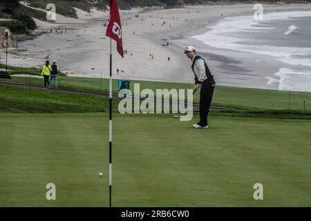 Pebble Beach, Stati Uniti. 7 luglio 2023. Hyo Joo Kim della Corea putts sul tredicesimo verde nel secondo round degli Stati Uniti femminili Aperto a Pebble Beach, California, venerdì 7 luglio 2023. Foto di Terry Schmitt/UPI credito: UPI/Alamy Live News Foto Stock