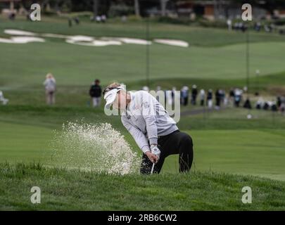 Pebble Beach, Stati Uniti. 7 luglio 2023. Brooke Henderson dal Canada colpisce fuori dalla sabbia al tredicesimo verde nel secondo round degli Stati Uniti femminili Aperto a Pebble Beach, California, venerdì 7 luglio 2023. Foto di Terry Schmitt/UPI credito: UPI/Alamy Live News Foto Stock