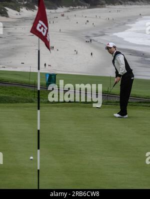 Pebble Beach, Stati Uniti. 7 luglio 2023. Hyo Joo Kim della Corea putts sul tredicesimo verde nel secondo round degli Stati Uniti femminili Aperto a Pebble Beach, California, venerdì 7 luglio 2023. Foto di Terry Schmitt/UPI credito: UPI/Alamy Live News Foto Stock