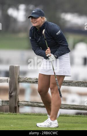 Pebble Beach, Stati Uniti. 7 luglio 2023. Bailey Tardy guarda la sua tee sparata alla 7a buca nel secondo round delle donne statunitensi Aperto a Pebble Beach, California, venerdì 7 luglio 2023. Foto di Terry Schmitt/UPI credito: UPI/Alamy Live News Foto Stock