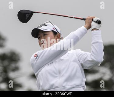 Pebble Beach, Stati Uniti. 7 luglio 2023. Rose Zhang si sposta sulla 14a buca nel secondo round delle donne statunitensi Aperto a Pebble Beach, California, venerdì 7 luglio 2023. Foto di Terry Schmitt/UPI credito: UPI/Alamy Live News Foto Stock