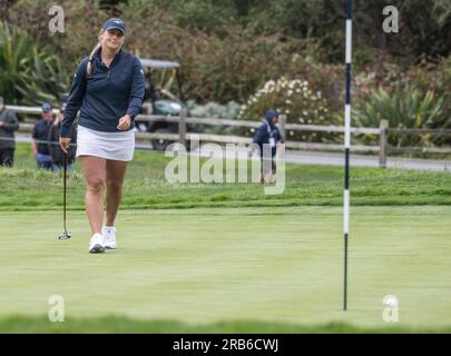 Pebble Beach, Stati Uniti. 7 luglio 2023. Bailey Tardy reagisce ad un putt mancante sul 15esimo verde nel secondo round delle donne statunitensi Aperto a Pebble Beach, California, venerdì 7 luglio 2023. Foto di Terry Schmitt/UPI credito: UPI/Alamy Live News Foto Stock