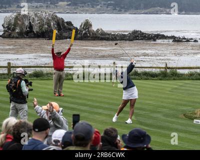 Pebble Beach, Stati Uniti. 7 luglio 2023. Bailey Tardy tee della 18a buca nel secondo round delle donne statunitensi Aperto a Pebble Beach, California, venerdì 7 luglio 2023. Foto di Terry Schmitt/UPI credito: UPI/Alamy Live News Foto Stock