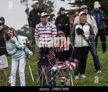 Pebble Beach, Stati Uniti. 7 luglio 2023. Gli spettatori seguono il volo del pallone sull'ottavo fairway nel secondo round della squadra femminile degli Stati Uniti Aperto a Pebble Beach, California, venerdì 7 luglio 2023. Foto di Terry Schmitt/UPI credito: UPI/Alamy Live News Foto Stock