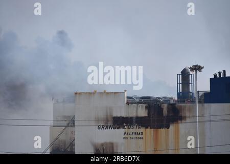 Newark, Stati Uniti. 7 luglio 2023. Il fumo pesante si rivela una sfida per i soccorritori che tentano di contenere l'incendio a bordo della nave. Il fumo pesante e le fiamme continuano a sparare mentre il fuoco continua a bordo della nave grande Costa D'Avorio a Port Newark a Newark. Credito: SOPA Images Limited/Alamy Live News Foto Stock