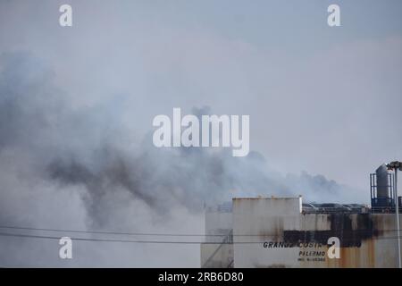 Newark, Stati Uniti. 7 luglio 2023. Il fumo pesante si rivela una sfida per i soccorritori che tentano di contenere l'incendio a bordo della nave. Il fumo pesante e le fiamme continuano a sparare mentre il fuoco continua a bordo della nave grande Costa D'Avorio a Port Newark a Newark. Credito: SOPA Images Limited/Alamy Live News Foto Stock