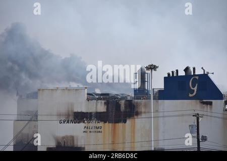 Newark, Stati Uniti. 7 luglio 2023. Il fumo pesante si rivela una sfida per i soccorritori che tentano di contenere l'incendio a bordo della nave. Il fumo pesante e le fiamme continuano a sparare mentre il fuoco continua a bordo della nave grande Costa D'Avorio a Port Newark a Newark. (Foto di Kyle Mazza/SOPA Images/Sipa USA) credito: SIPA USA/Alamy Live News Foto Stock