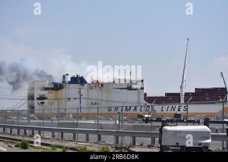 Newark, Stati Uniti. 7 luglio 2023. Il fumo pesante si rivela una sfida per i soccorritori che tentano di contenere l'incendio a bordo della nave. Il fumo pesante e le fiamme continuano a sparare mentre il fuoco continua a bordo della nave grande Costa D'Avorio a Port Newark a Newark. (Foto di Kyle Mazza/SOPA Images/Sipa USA) credito: SIPA USA/Alamy Live News Foto Stock