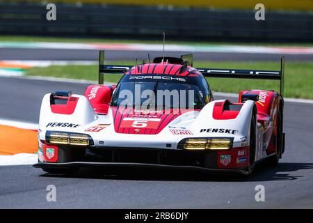 Monza, Italia. 7 luglio 2023. Porsche Penske Motorsport - Porsche 963 Hybrid di Frederic Makowiecki (fra) gareggia durante il WEC FIA World Endurance Championship 6 ore di Monza 2023 all'autodromo Nazionale di Monza. Credito: SOPA Images Limited/Alamy Live News Foto Stock