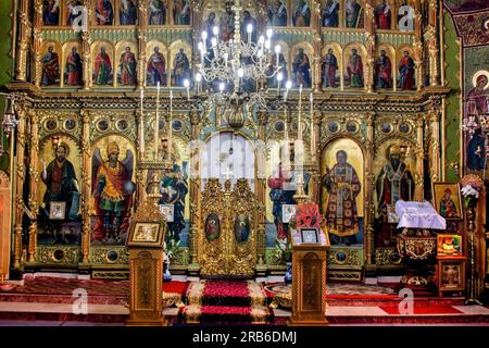 Romania, Galati, 28 dicembre 2011 altare in un'antica chiesa ortodossa costruita poche centinaia di anni fa Foto Stock